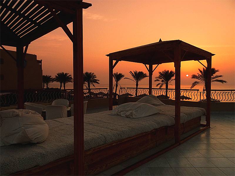 Tauchreise Rotes Meer/Ägypten | The Breakers Lodge Soma Bay | Pavillon-Daybeds