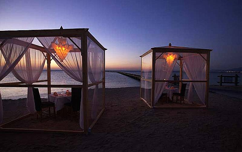 Tauchreise Rotes Meer/Ägypten | The Breakers Lodge Soma Bay | Stranddinner-Pavillons
