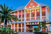Tauchreise Bahamas | Pelican Bay Hotel | Bunte Außenfassade
