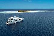 Tauchsafari Malediven | Amba Tauchschiff vor Atoll