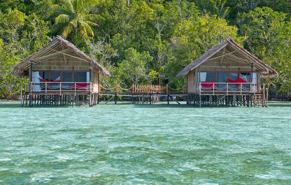 Tauchreise Indonesien | Papua Explorers Dive Resort | Lodgehäuser im Wasser
