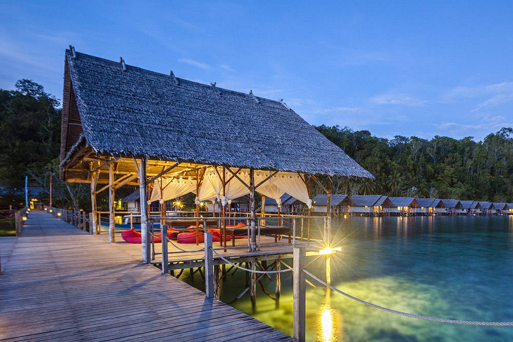 Tauchreise Indonesien | Papua Explorers Dive Resort | Gästezimmer in Abendstimmung