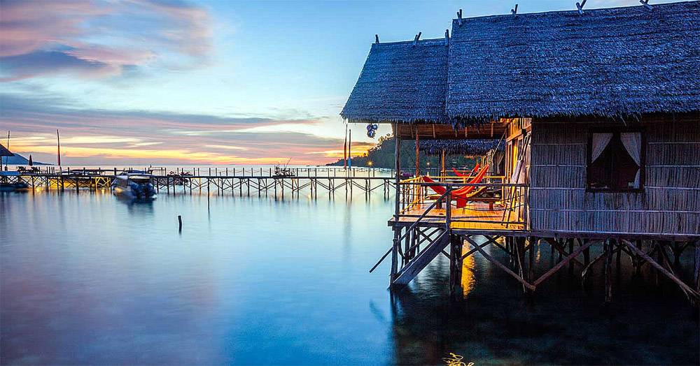 Tauchreise Indonesien | Papua Explorers Dive Resort | Gästelodges aus Bambus und Palmenblättern