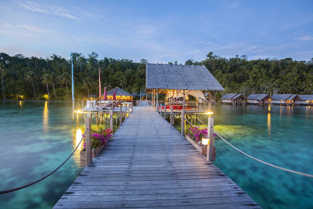 Tauchreise Indonesien | Papua Explorers Dive Resort | Holzbrücken zur Lodge