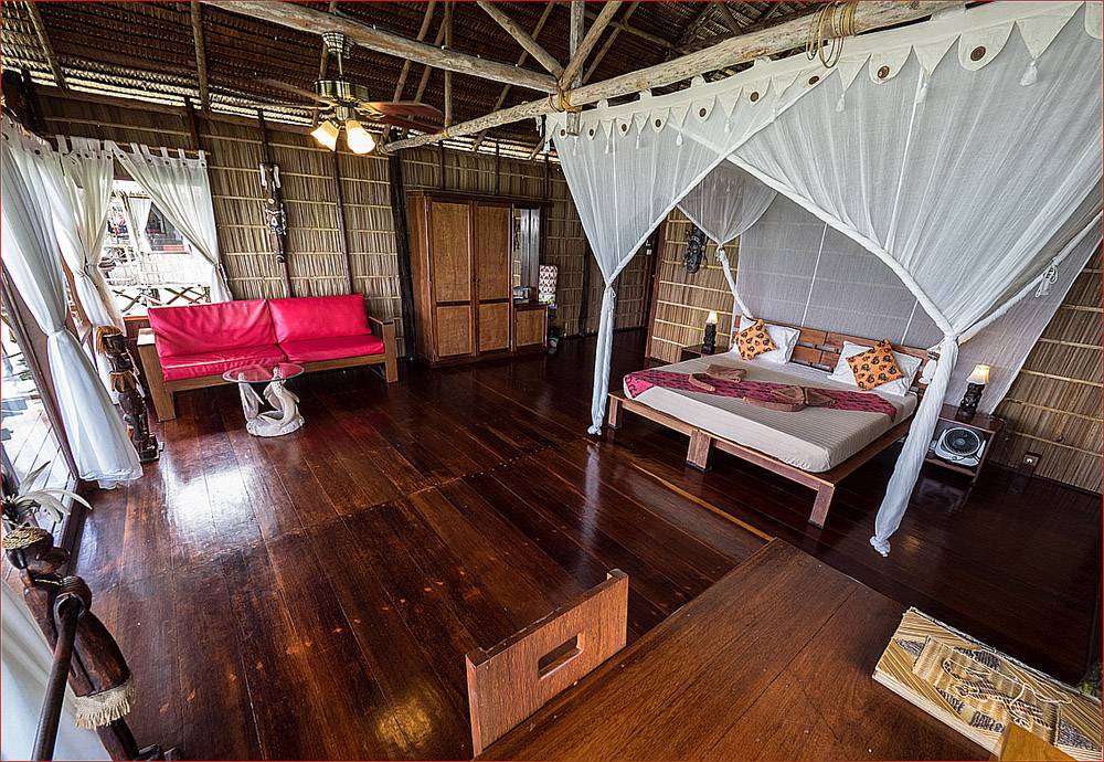 Tauchreise Indonesien | Papua Explorers Dive Resort | Gästezimmer aus Bambus und Palmenblättern