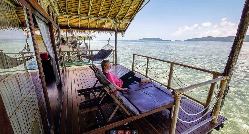 Tauchreise Indonesien | Papua Explorers Dive Resort | Gästezimmer mit Terrasse