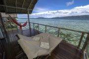 Tauchreise Indonesien | Papua Explorers Dive Resort | Terrasse mit Meerblick