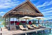 Tauchreise Indonesien | Papua Explorers Dive Resort | Stelzenbungalows in Raja Ampat mit Terrasse