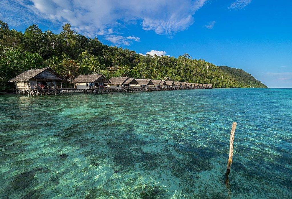 Tauchreise Indonesien | Papua Explorers Dive Resort | Traditionelle Stelzenhäuser in Raja Ampatin Raja Ampat
