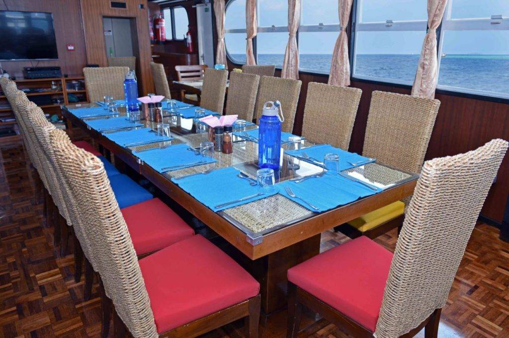 Tauchsafari Malediven | Horizon 3 Tauchschiff | Speisesaal