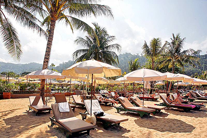 Tauchreise Thailand | Baan Khaolak Beach Resort | Liegestühle am Strand