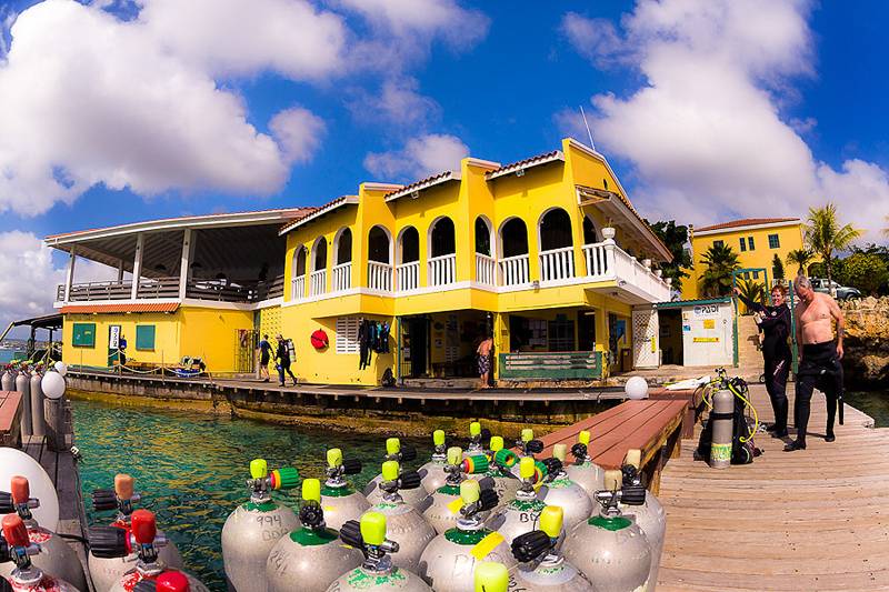 Tauchreise Karibik | Buddy Dive Resort Bonaire | Tauchplattform und -basis