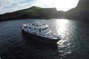 Tauchsafari Galapagosinseln | Galapagos Master Tauchschiff | Felskulisse