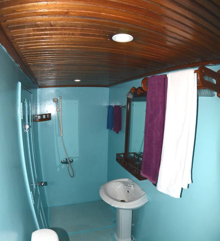 Tauchsafari Malediven | Mariana Tauchschiff | Badezimmer