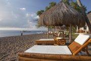 Tauchreise Philippinen (Dauin) | Pura Vida Beach & Dive Resort | Daybeds am Strand