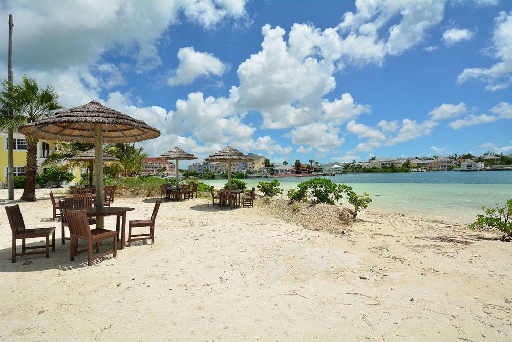 Tauchreise Bahamas | Sandyport Beach Resort | Appartmentanlage am Strand