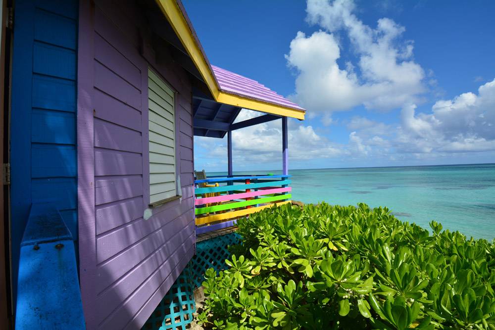 Tauchreise Bahamas | Compass Point Beach Resort | Bunte Holzbungalows mit Meerblick