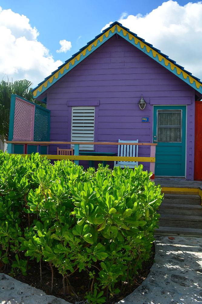 Tauchreise Bahamas | Compass Point Beach Resort | Lila Holzbungalow