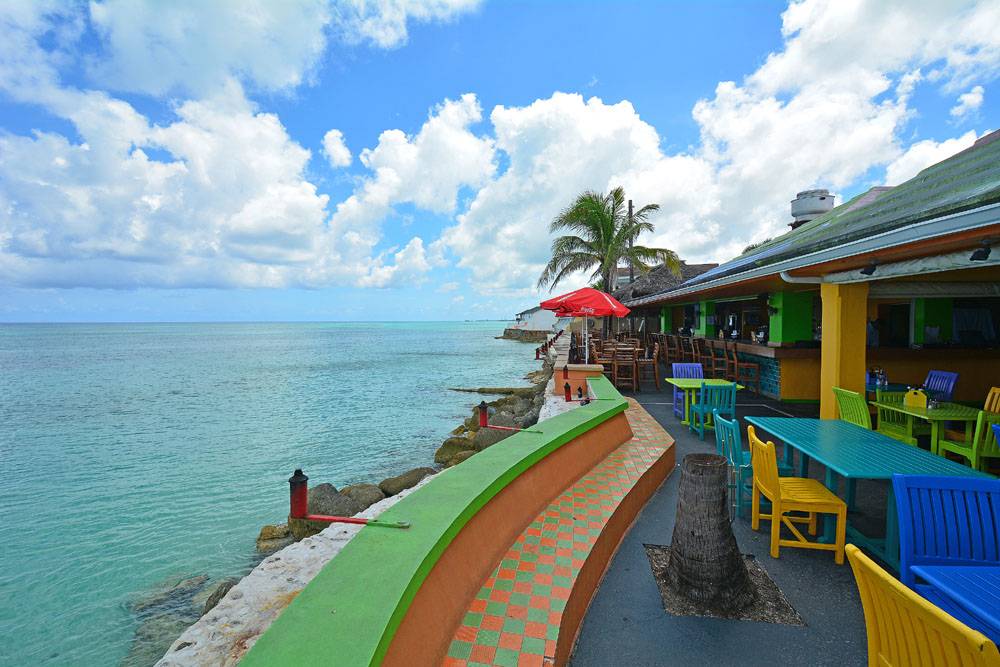 Tauchreise Bahamas | Compass Point Beach Resort | Bunte Bungalowanlage