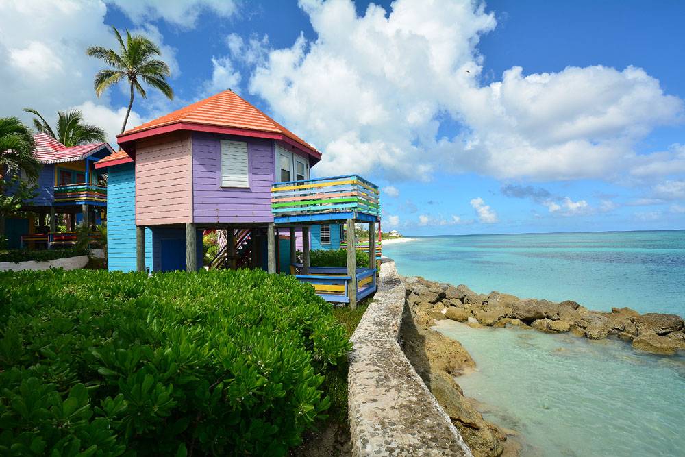 Tauchreise Bahamas | Compass Point Beach Resort | Bunte Holzbungalows am Meer