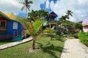 Tauchreise Bahamas | Compass Point Beach Resort | Bunte Holzbungalows