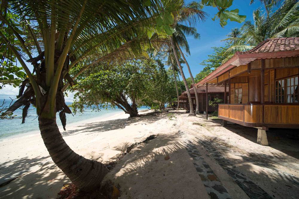 Tauchreise Sulawesi (Indonesien] | Murex Dive Resort Bangka | Stelzenpavillons