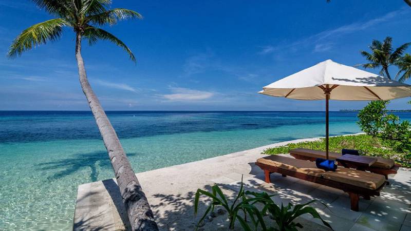 Tauchreise Bali | Hotel Wakatobi Dive Resort | Terrasse am Meer