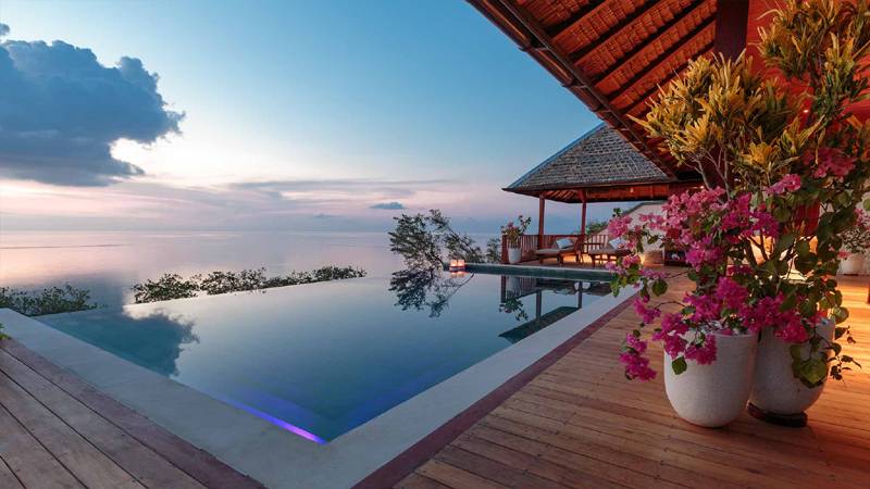 Tauchreise Bali | Hotel Wakatobi Dive Resort | Terrasse mit Infinity Pool