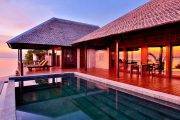 Tauchreise Bali | Hotel Wakatobi Dive Resort | Terrasse mit Pool