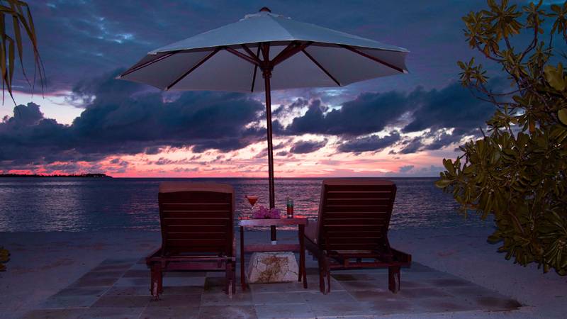 Tauchreise Bali | Hotel Wakatobi Dive Resort | Relaxzonen am Strand
