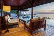Tauchreise Bali | Hotel Wakatobi Dive Resort | Terrasse mit Pool