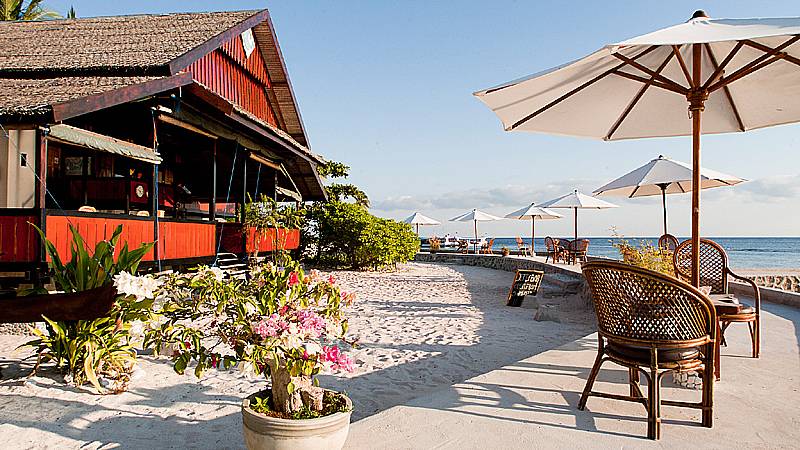 Tauchreise Bali | Hotel Wakatobi Dive Resort | Restaurant am Wasser