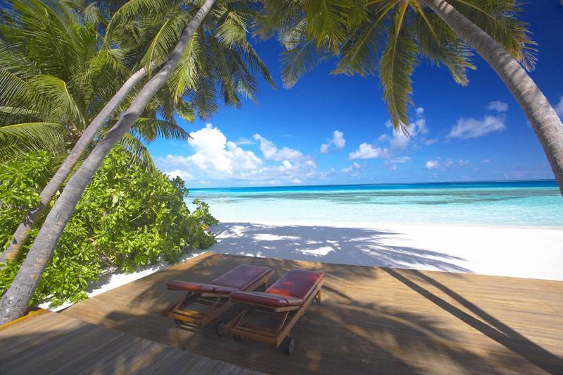 Tauchreise Malediven | Medhufushi Island Resort | Einsame Strandterrasse