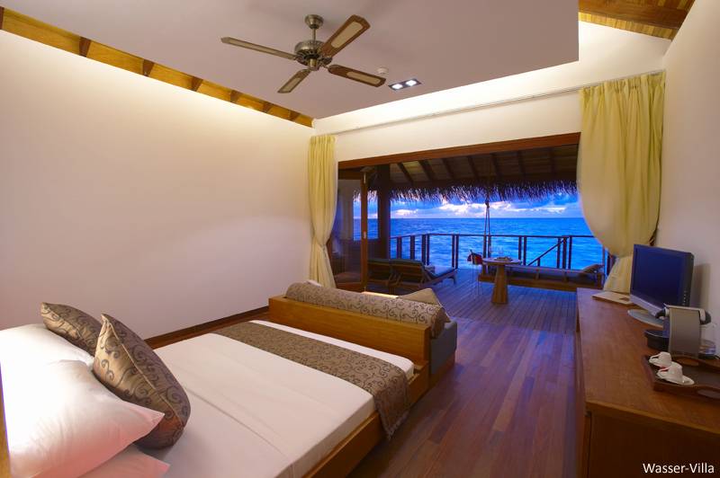 Tauchreise Malediven | Medhufushi Island Resort | Wasservilla