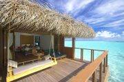 Tauchreise Malediven | Medhufushi Island Resort | Wasserbungalow in türkisblauem Meer