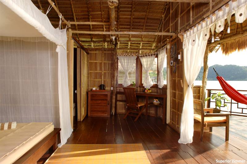 Tauchreise Indonesien (Raja Ampat) | Papua Paradise Eco Resort | Terrasse mit halboffenem Zimmer