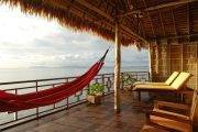 Tauchreise Indonesien (Raja Ampat) | Papua Paradise Eco Resort | Terrasse mit Meerblick