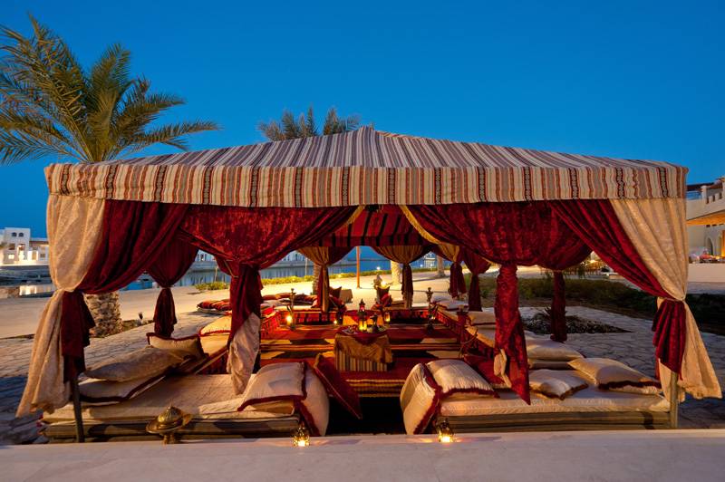 Tauchreise Oman | Sifawy Boutique Hotel | Daybeds am Strand