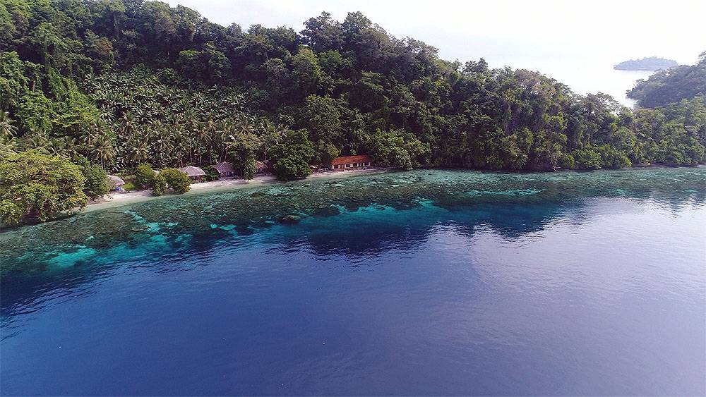 Tauchreise Sulawesi (Indonesien) | Sali Bay Resort | Resortlage am Wasser