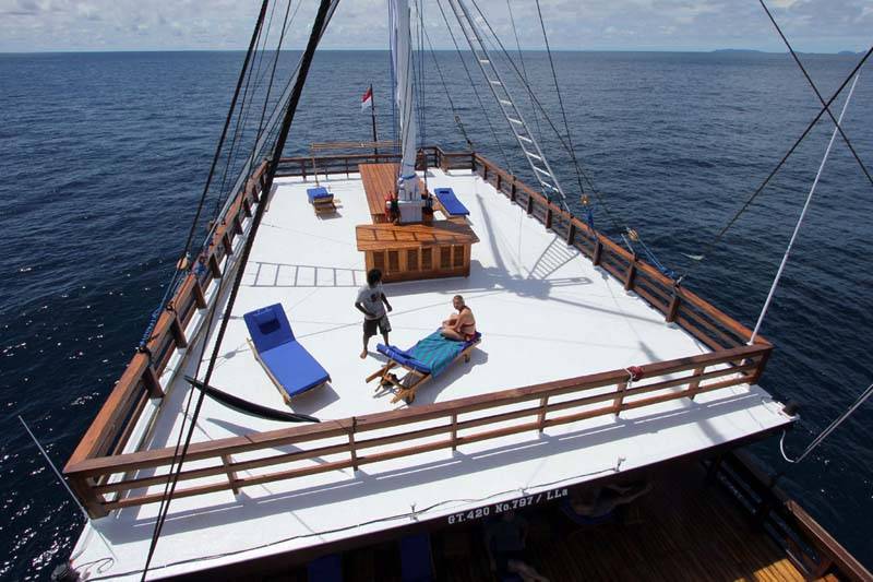 Tauchsafari Indonesien | Amira Tauchschiff | Sonnendeck