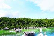 Tauchsafari Indonesien | Coralia Tauchschiff | Küste mit Stelzenhäusern