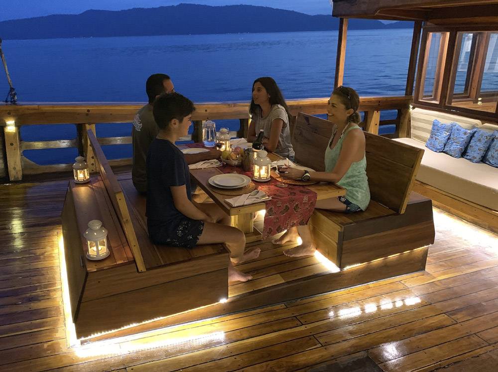 Tauchsafari Indonesien | Coralia Tauchschiff | Außenrestaurant