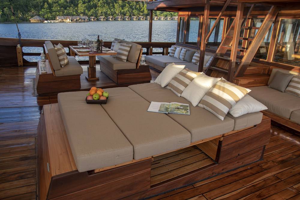 Tauchsafari Indonesien | Coralia Tauchschiff | Chillout-Deck