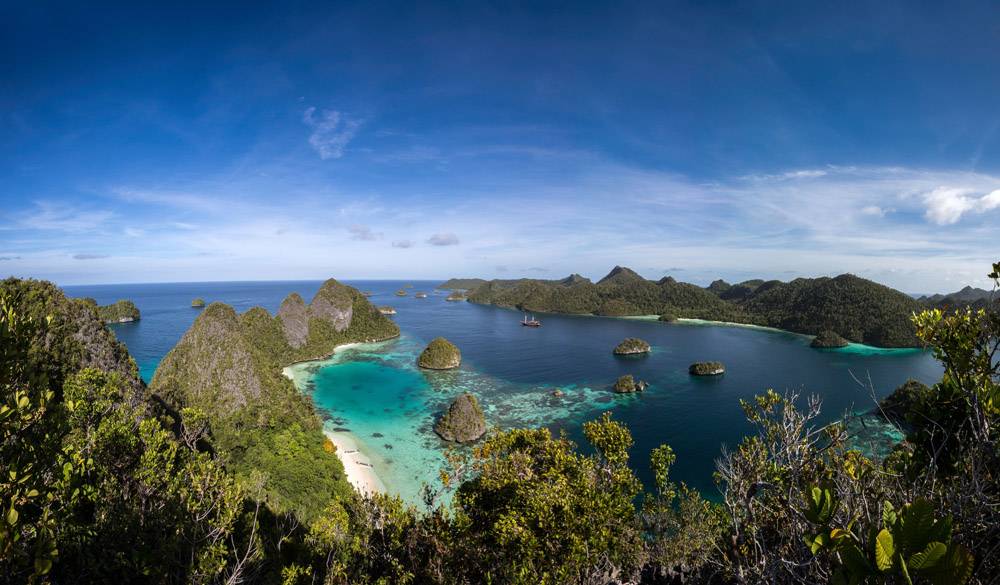 Tauchsafari Indonesien | Coralia Tauchschiff | Raja Ampat Atolle