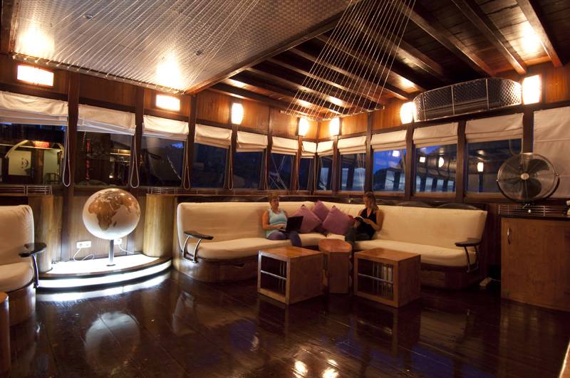 Tauchsafari Indonesien | Dewi Nusantara Tauchschiff | Lounge
