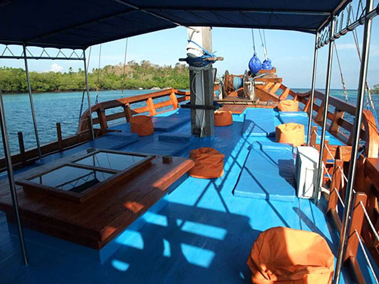 Tauchsafari Indonesien | KLM Sunshine Tauchschiff | Sonnendeck