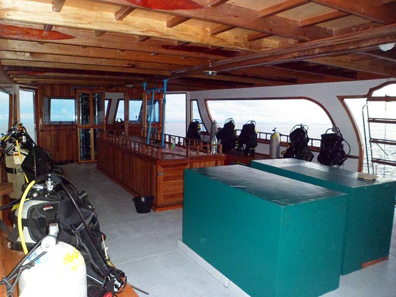 Tauchsafari Malediven | Mariana Tauchschiff | Tauchflaschen und -ausrüstung