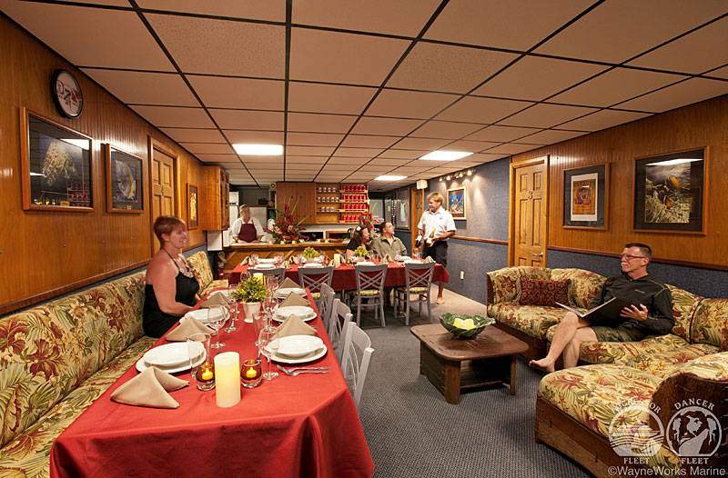 Tauchsafari Hawaii | Kona Aggressor 2 Tauchschiff | Restaurant unter Deck