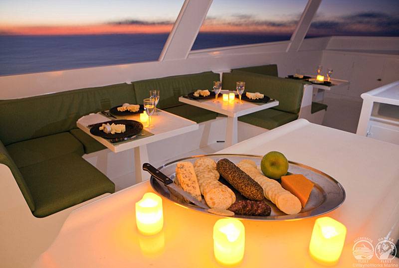 Tauchsafari Karibik | Turks & Caicos Aggressor 2 Tauchschiff | Dinner bei Sunset