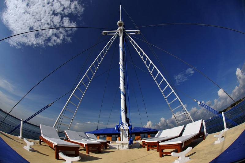 Tauchsafari Indonesien | Indo Siren Tauchschiff | Sonnendeck
